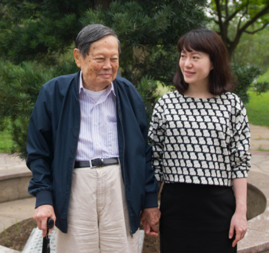 翁帆怀孕了(杨振宁向翁帆求婚后,得到子女祝福,婚后17年为何至今没有