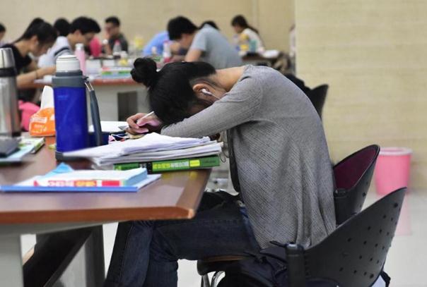 大学生晒出课程表，不同专业差距很大，真是旱的旱死涝的涝死