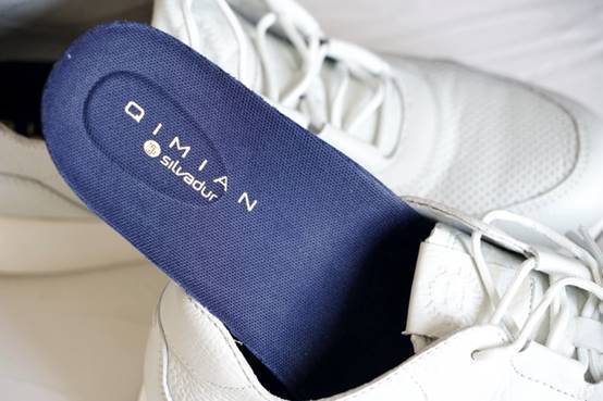 七面牛皮运动鞋：轻巧透气，设计简约，MiBoy的福利运动鞋！