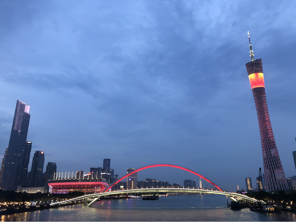 廣州的城市夜景 江景亮燈了的廣州塔 海心橋晚上還能過來看夜景仗條