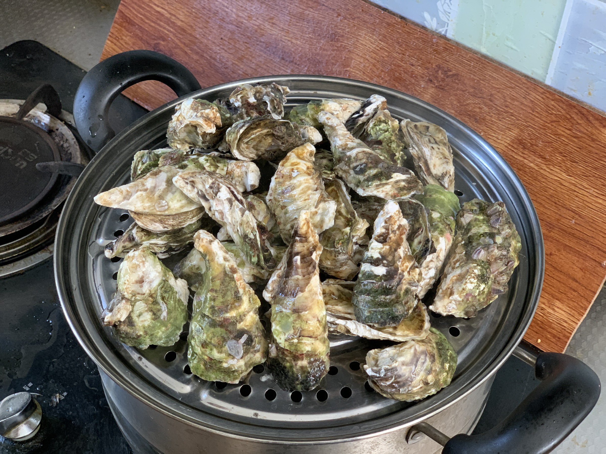 买生蚝时,挑大个还是挑小个?老渔民告诉您窍门,一挑一个准