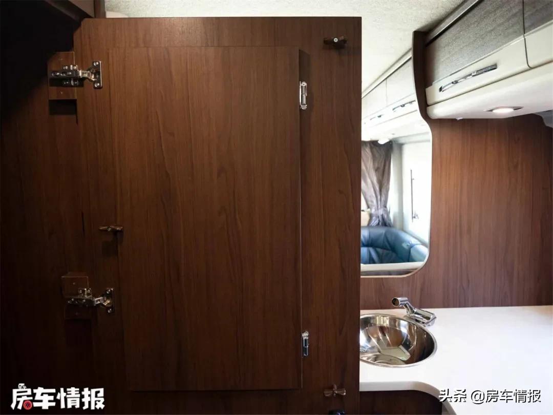 新款丰田考斯特房车，4.0L动力足，大沙发特舒服行李箱能住人