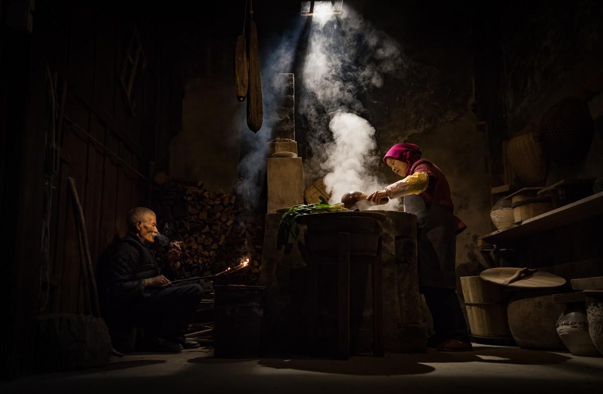 在乡村,从炊烟中就可以看出主人家的生活状态.