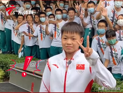 吓坏了!全红婵拜访中学被同学们排山倒海欢迎,笑着说:你们好恐怖!