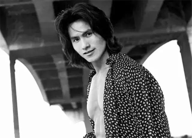 他是武术冠军功夫不输甄子丹，在香港没名气，在好莱坞却大放异彩