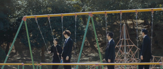 三个前夫在一个房间里雕刻沙子的场面，笑着吐了出来。