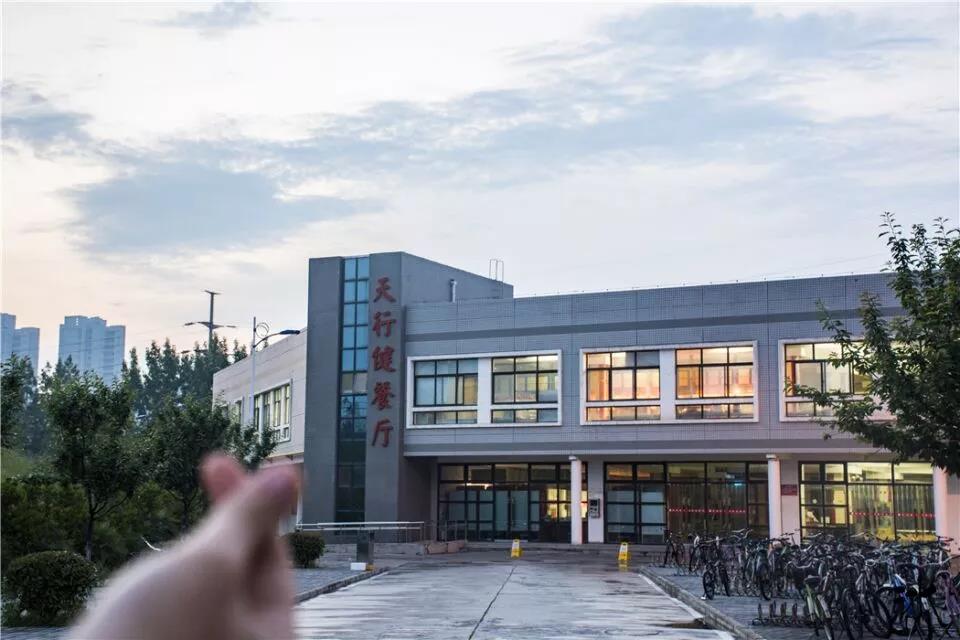 坐拥交通馆、建筑馆，建有4座餐厅、9处体育场，这所高校到底有多