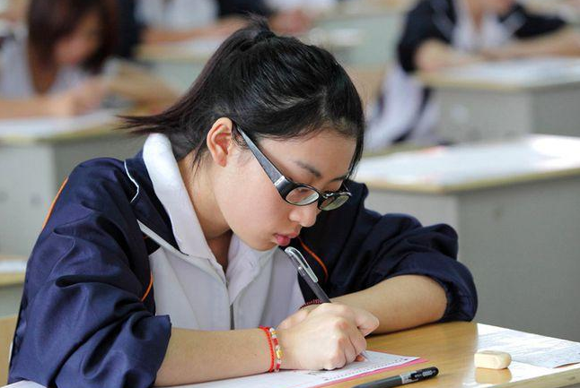 教育部发布通知，2021年高考结束不公布试题和答案，家长坐不住了