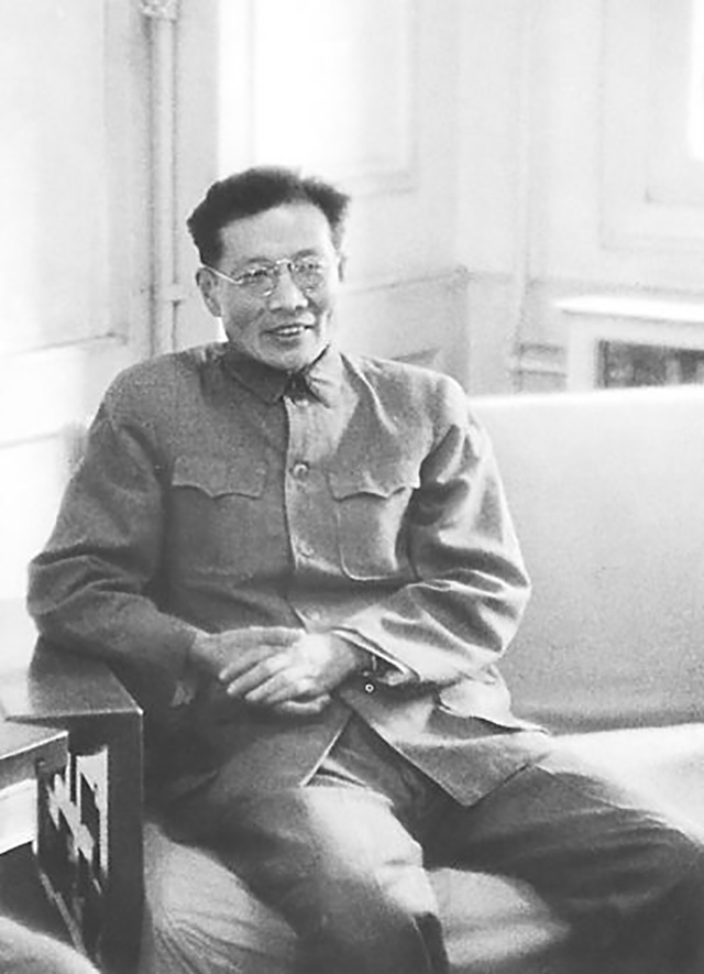 作家周立波一心为国，死后遗产全捐国家，妻子忍痛完成遗愿