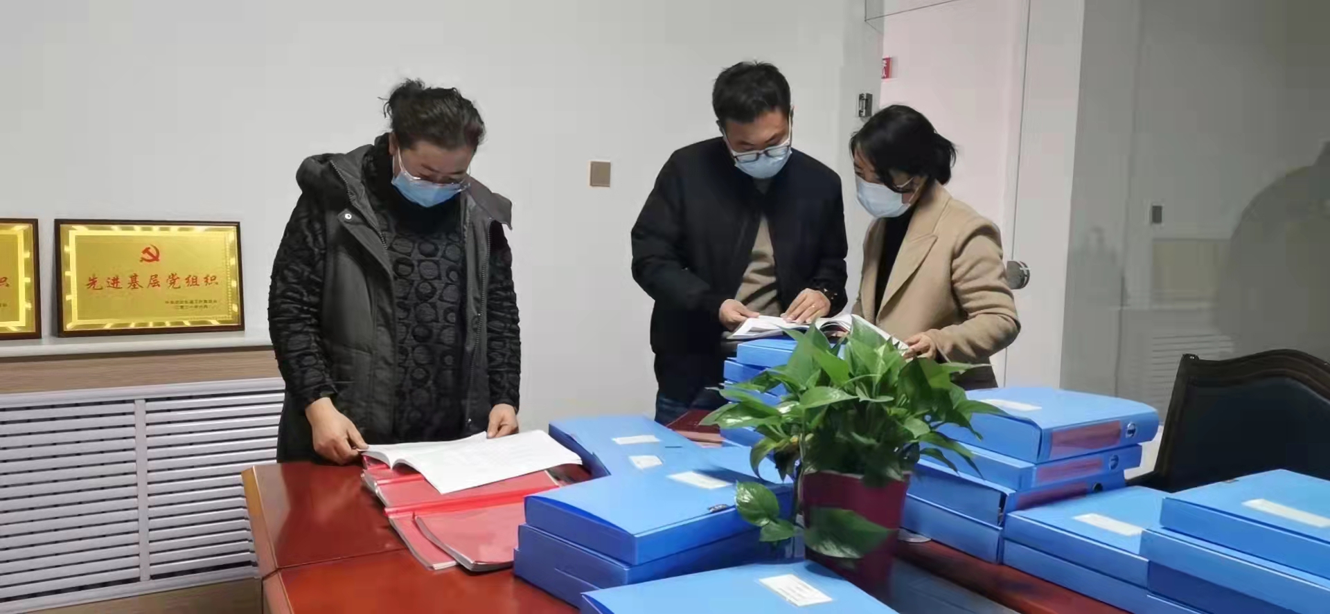 定边县人民检察院机关党委专职副书记深入兴源社区指导党建工作