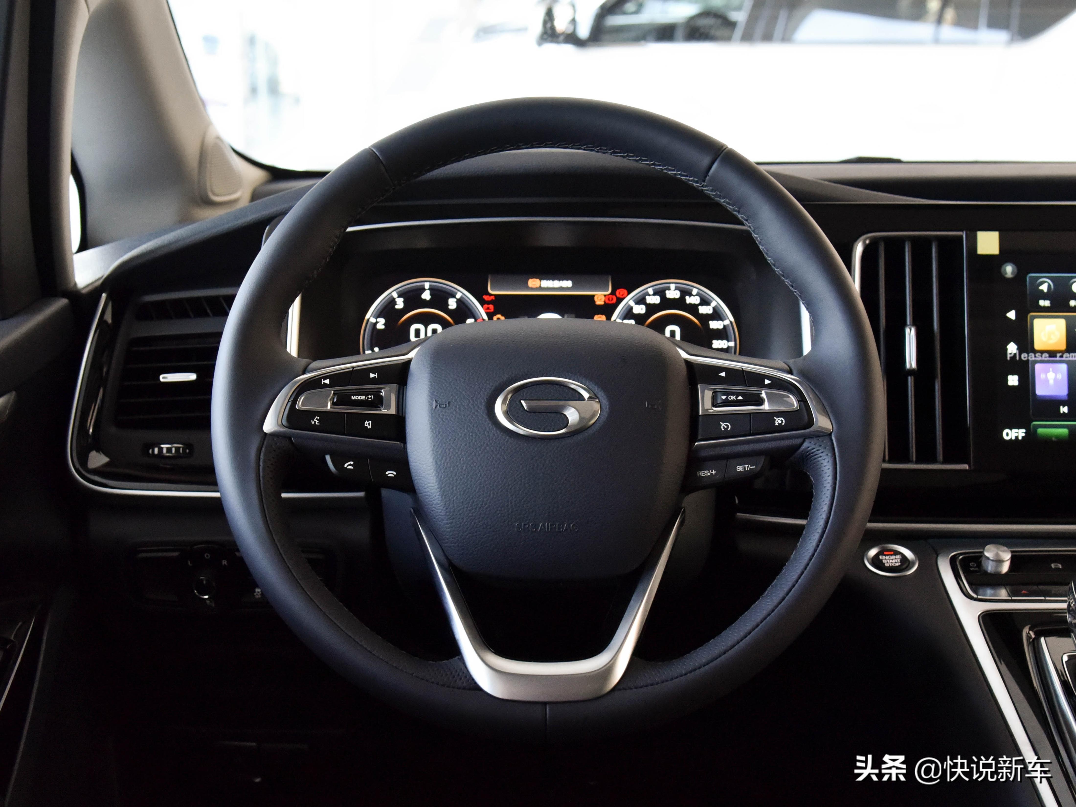 中高端MPV，7座小桌板电滑门都有，价格不错，带你看传祺M8