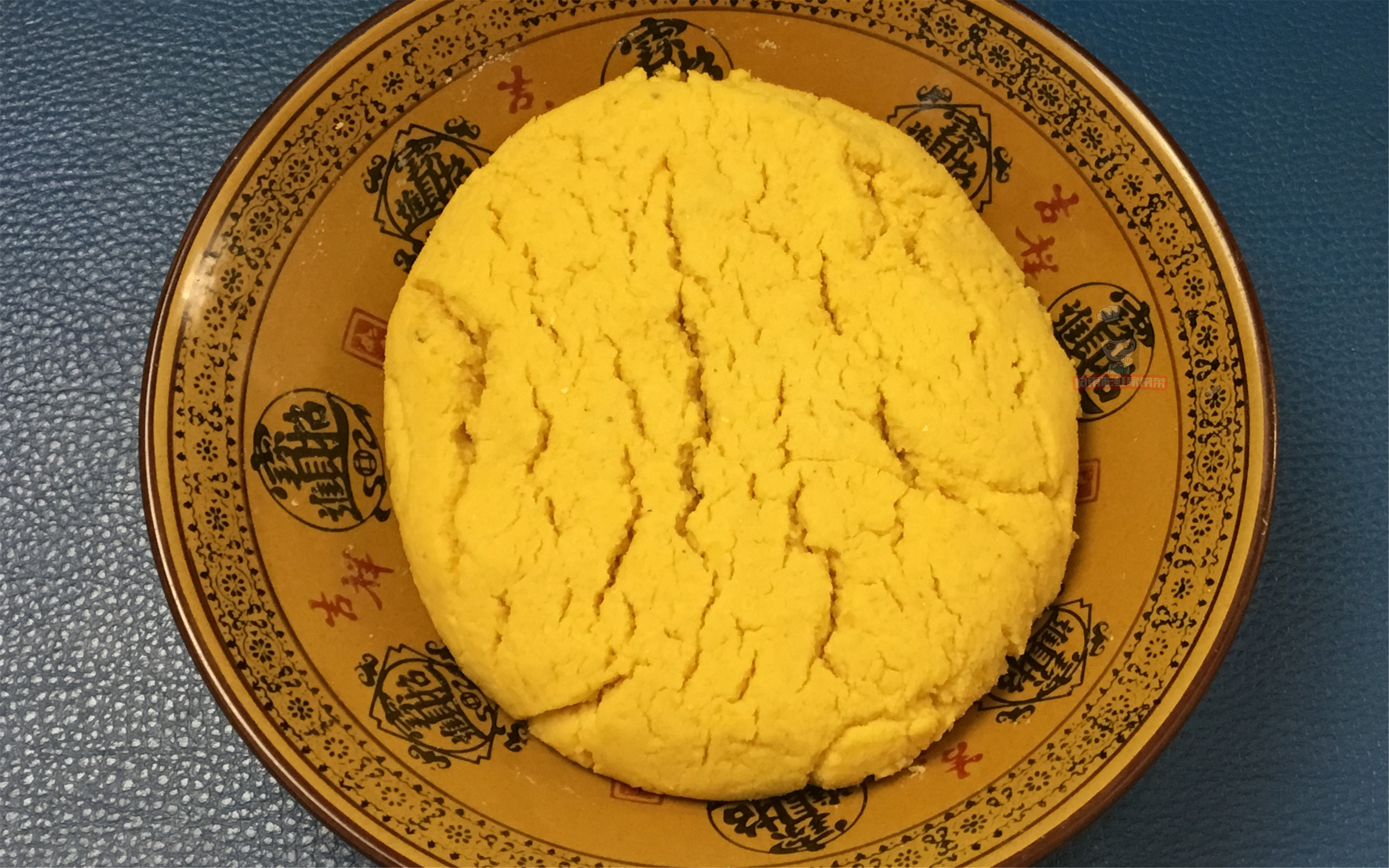 玉米面饼子怎么做（教你做外壳焦脆的正宗玉米面贴饼子）