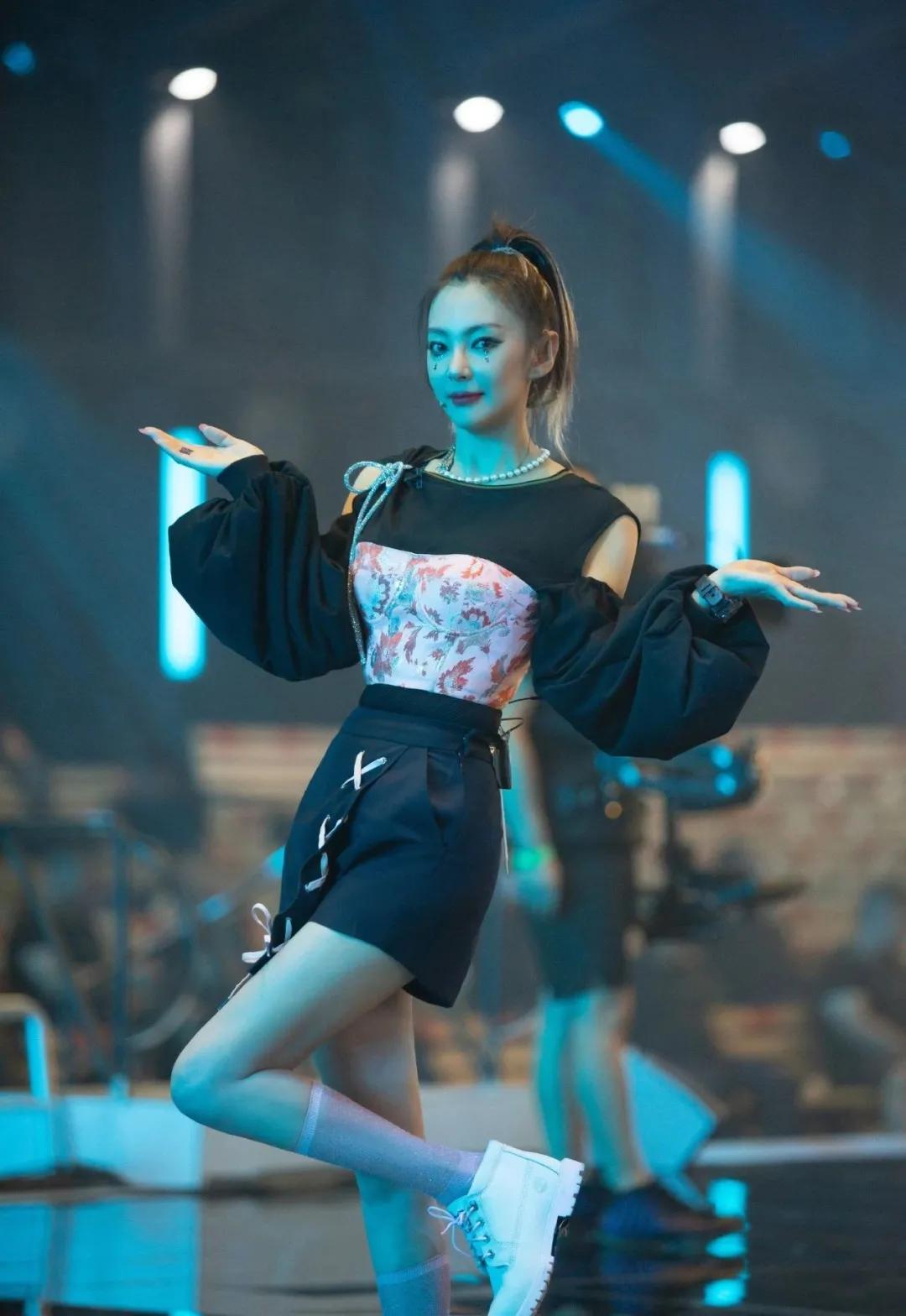 张雨绮春晚首秀土上3.9亿热搜哈哈哈！大胸妹穿衣真没救了吗…