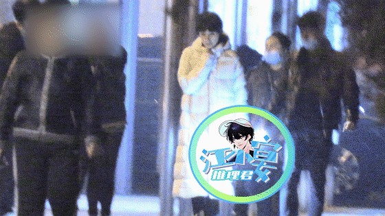 袁泉黄晓明路透曝光，偶遇粉丝立即笑脸相迎，颜值在人群中最亮眼