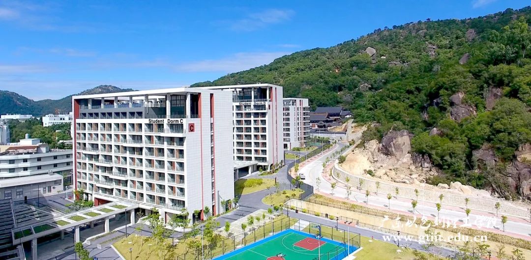 广东最贵的大学来了，每年学费95000元