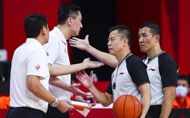 nba为什么没人打裁判(裁判问题，成为了CBA发展路上的阻碍，姚明应该设立监管部门了)