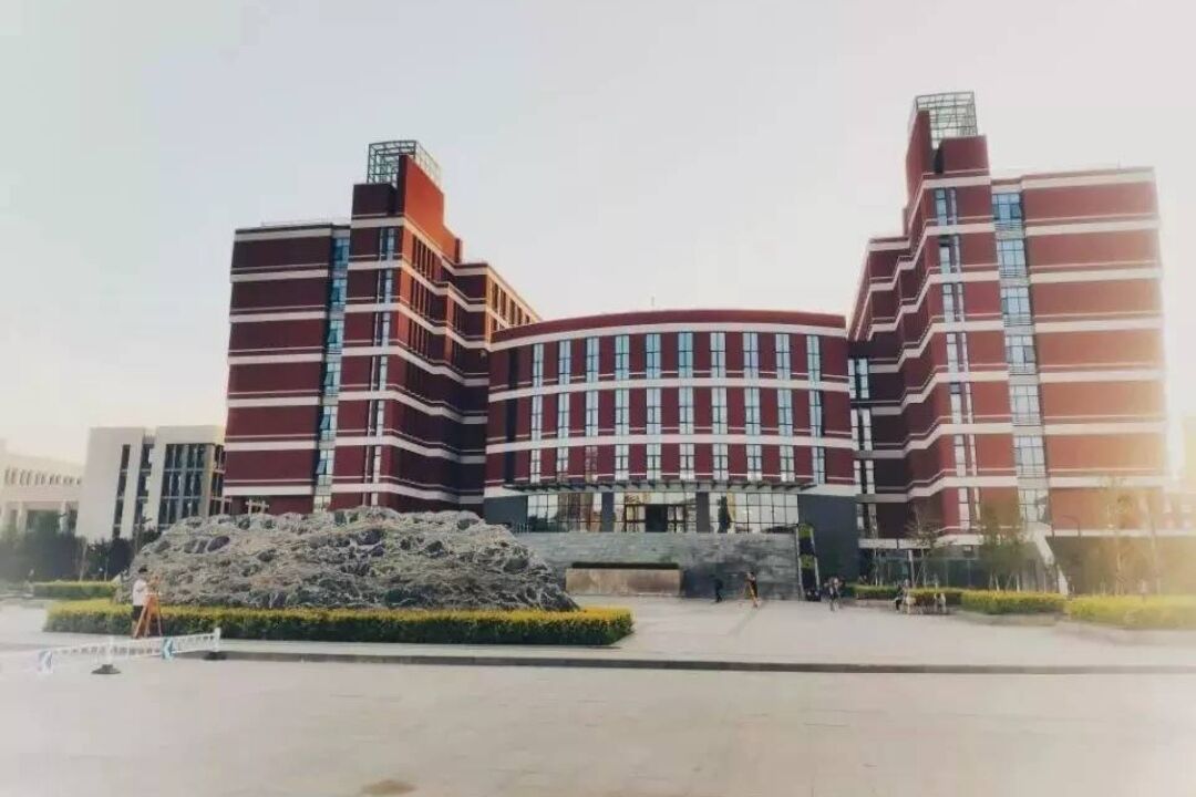 2所中央直属的二本大学，500分左右就有机会被录取，就业率也很高