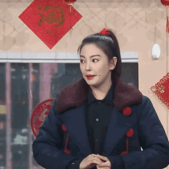 张雨绮春晚首秀土上3.9亿热搜哈哈哈！大胸妹穿衣真没救了吗…