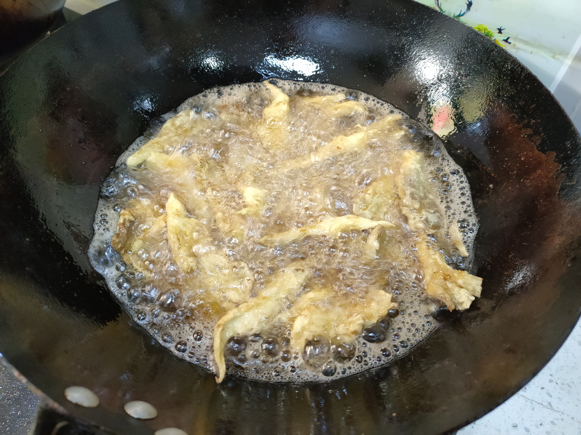 做干炸蘑菇，面糊是关键，多加两样，又香又酥又脆，好吃不回软