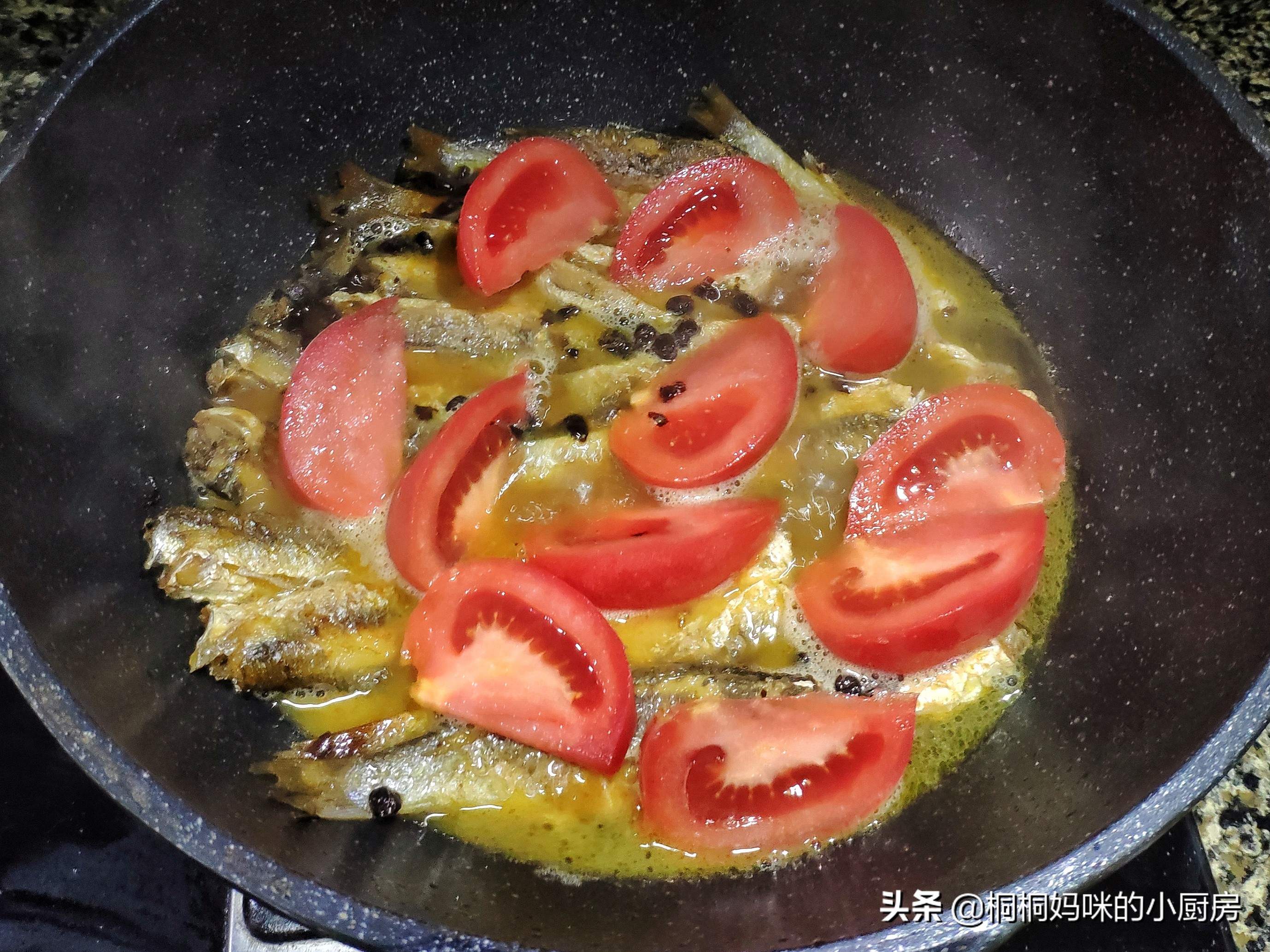 下班回家做饭，荤素搭配很家常，媳妇吃满意了，朋友说难怪吃不胖