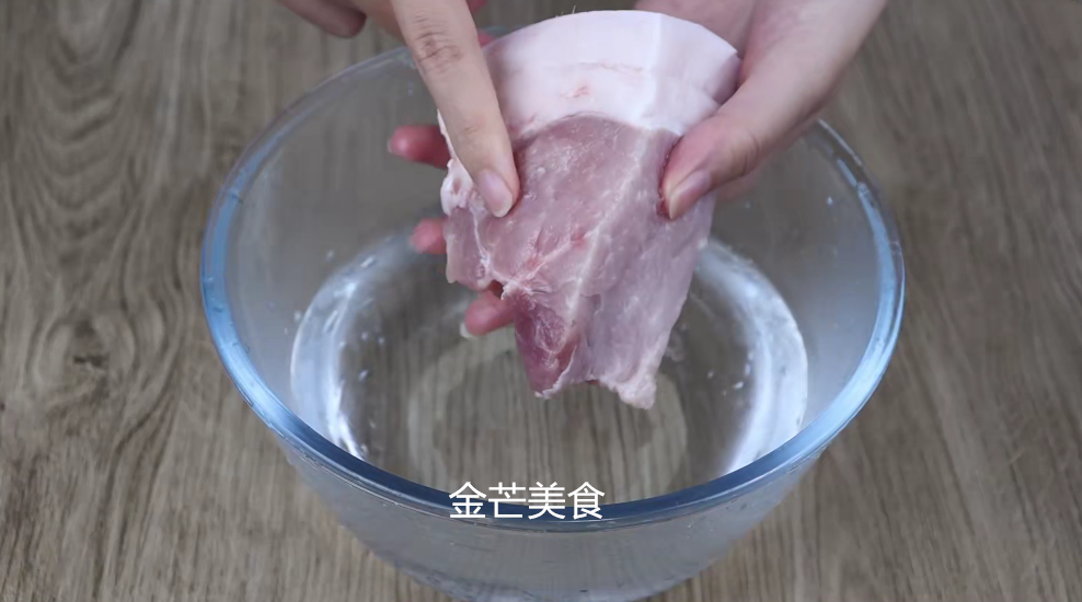 冷冻肉别直接用水泡了，教你一个小方法，快速解冻又新鲜，真实用