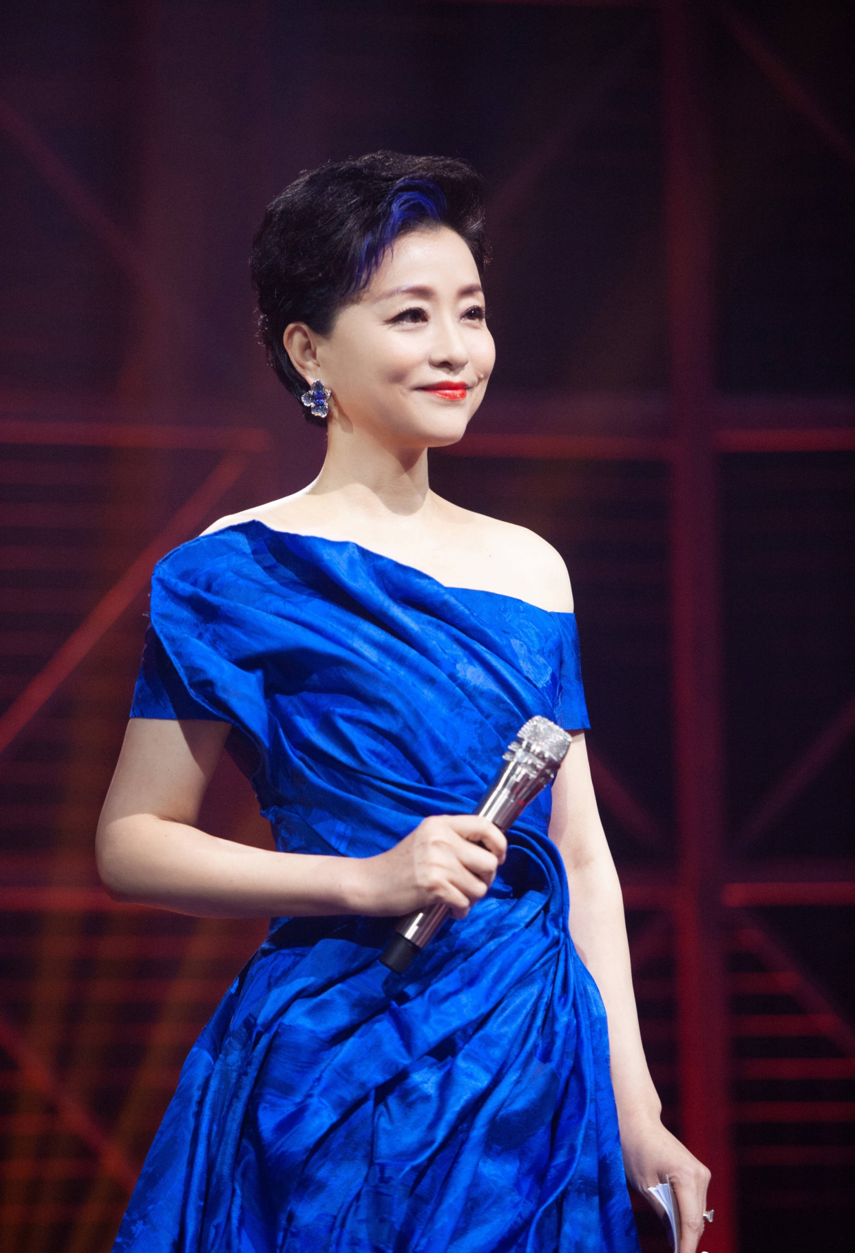 杨澜越来越时髦,53岁挑战漂染蓝发,一袭抹胸蓝裙美得让人心动