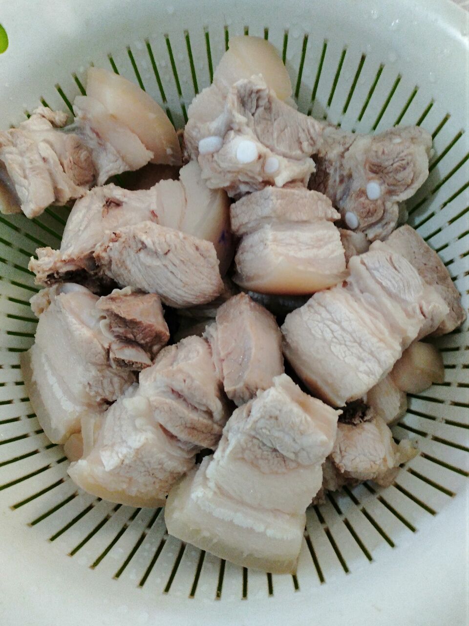 上海红烧肉的家常做法，肉烂不油腻，吃起来油润甘爽，特别的下饭