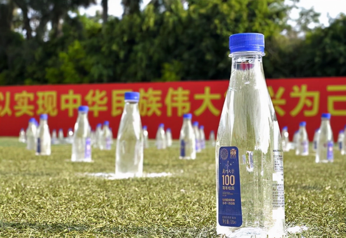 厦门大学特别的开学典礼，矿泉水瓶子代替新生，网友表示太会玩了