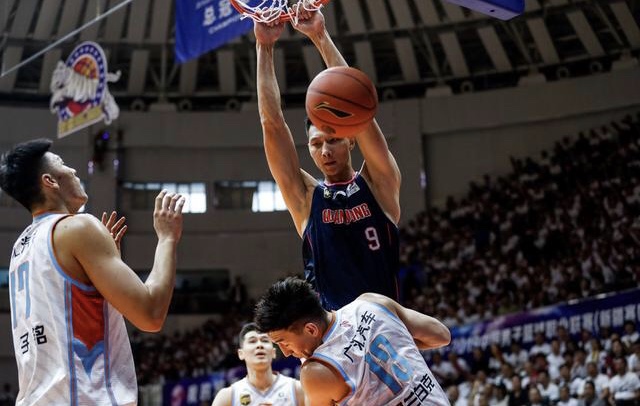 CBA广东夺冠视频(15年9冠创CBA历史！广东4-0横扫 季后赛全胜夺冠成历史第一队)