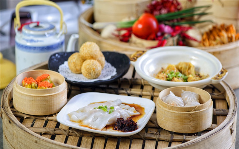 一个50岁的失业者，想用5万元开店，能选择哪些合适的项目？