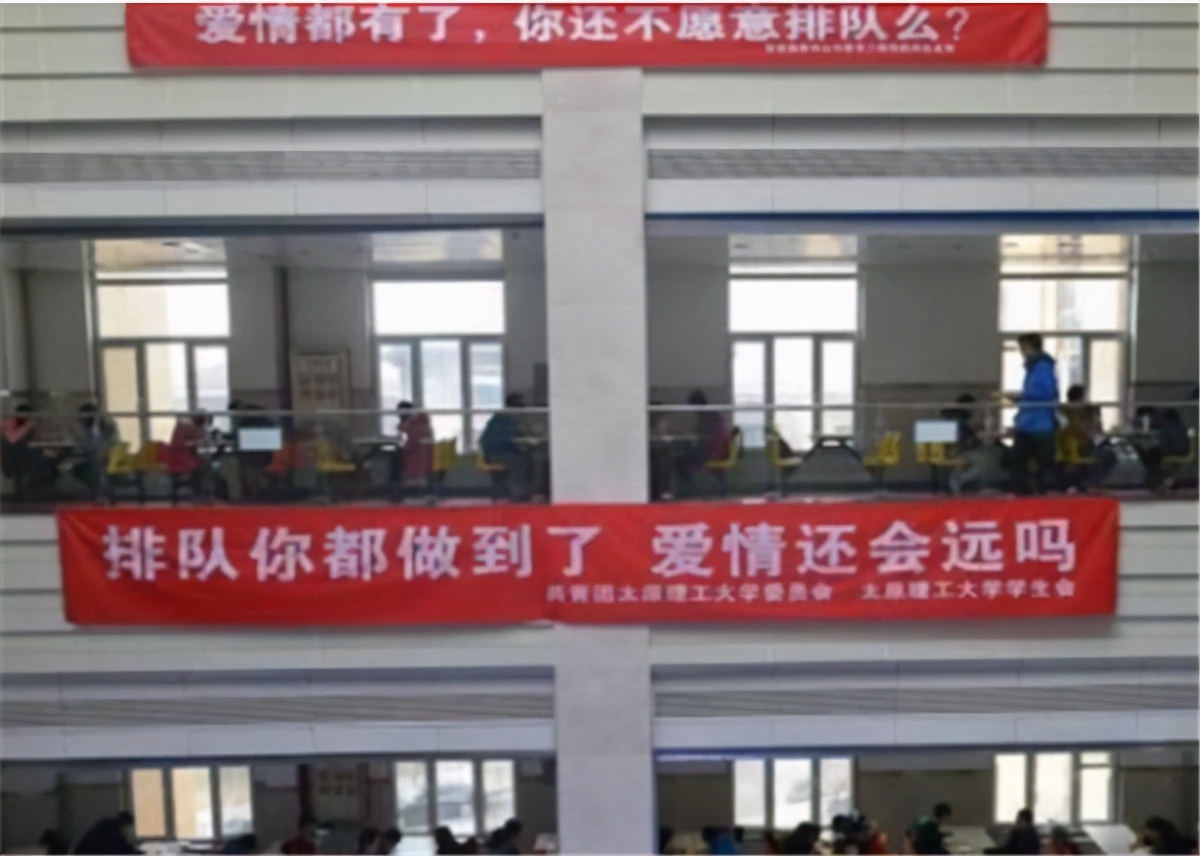 高校食堂“秀色可餐”：英语天花板刷屏网络，特色条幅迎你到门口