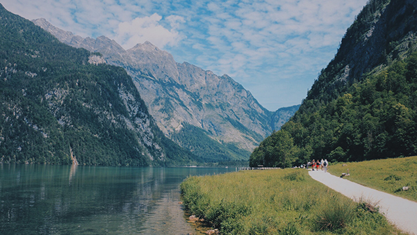 一起云旅游：山湖绝景彷若仙境，湖面倒影美哭众人