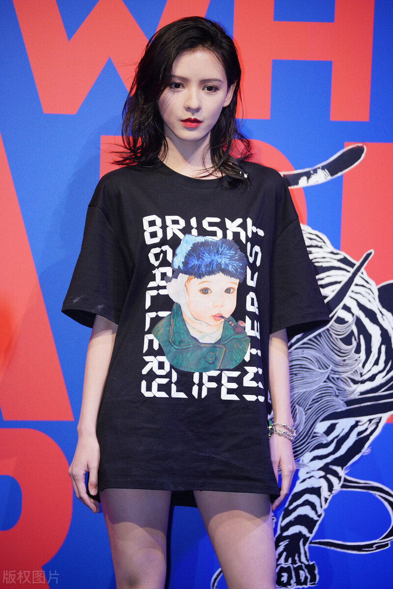 王思聪的风流情史，靠金钱征服了15个女人，如今却沦为了爱情舔狗