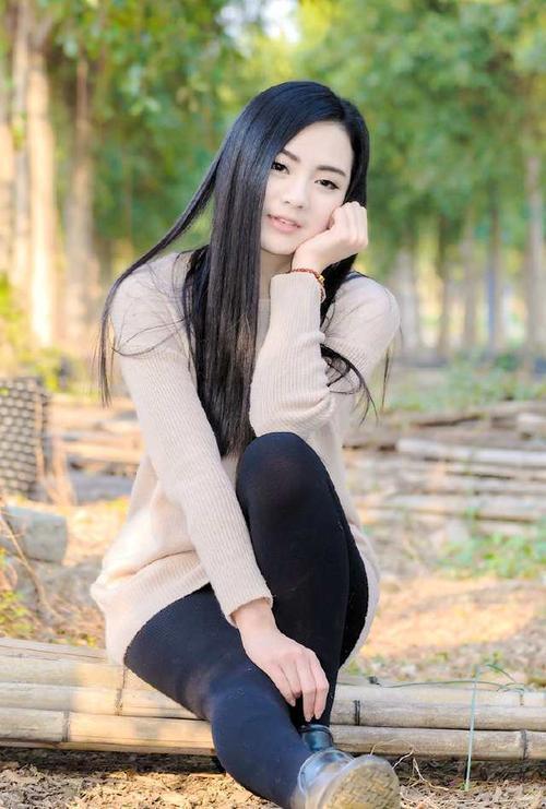 四年级下册七单元优秀作文欣赏：《我的自画像》范文两篇