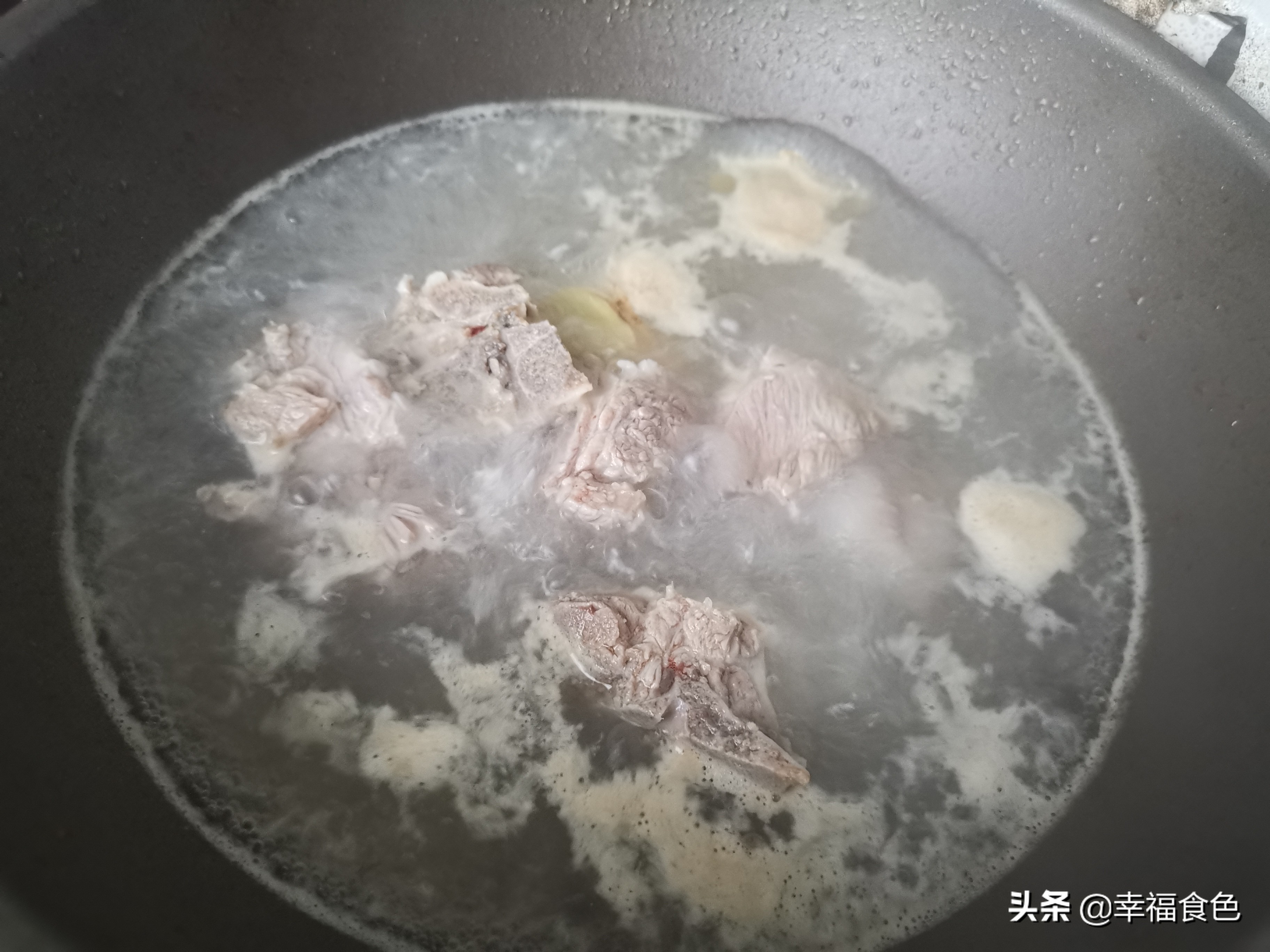 怎么煮出乳白色的排骨汤？排骨直接下锅就错了，要先煎一下