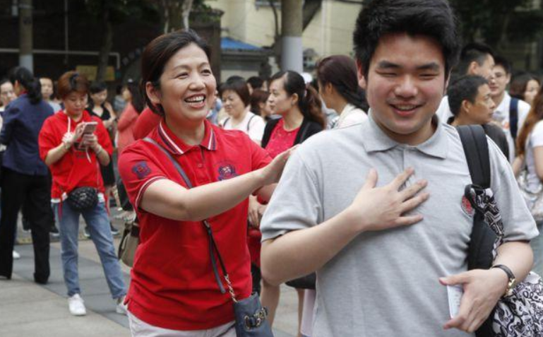 2021高考生迎来喜讯，录取分数线或降低，“捡漏”的好时机到来了