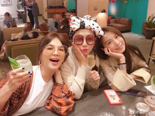 Ella晒与老公相爱相杀日常，怒批老公熬夜打游戏后，贴心帮其刮痧