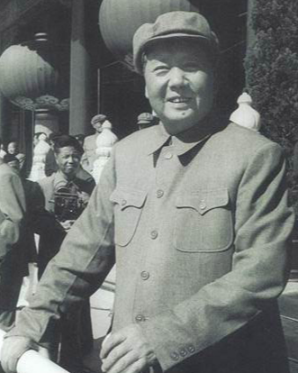 新中国二代领导人华国锋，得毛主席赏识，为何死后没葬入八宝山？