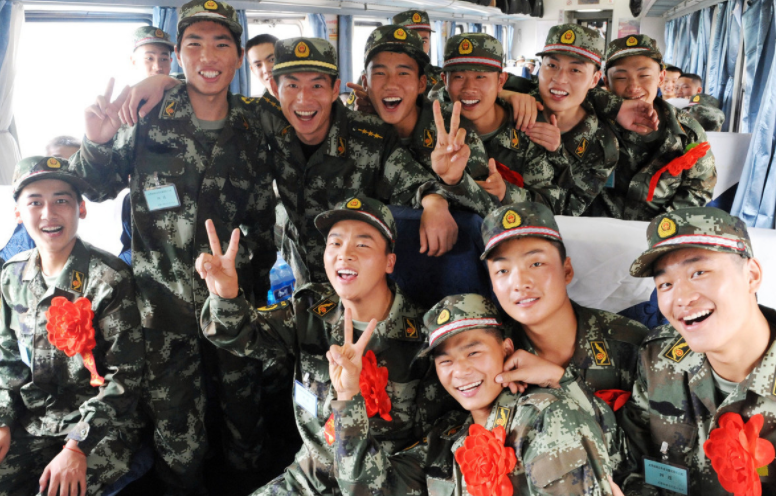 在校大学生迎来好消息，参军有机会保送军校，不过有两个前提条件