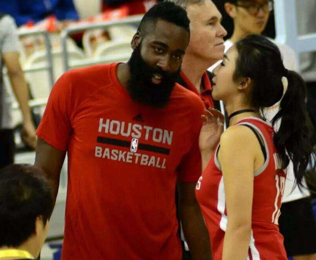 nba解说为什么有女的(她是NBA最美女记者，哈登曾在采访时偷瞄，百亿富豪老公却偷腥)