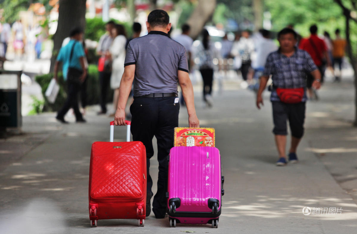 大一新生即将开学，家长进不了校门的遗憾，谁又懂？