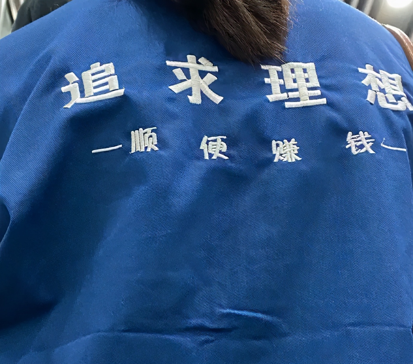 这些衣服的slogan不止酷，还有态度