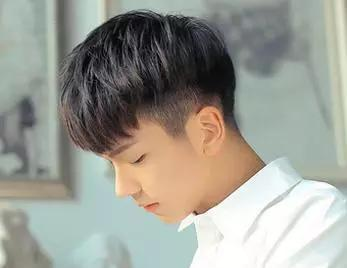 晚上，一屋子自习生，倒数第二排的高个子男生突然拍案而起