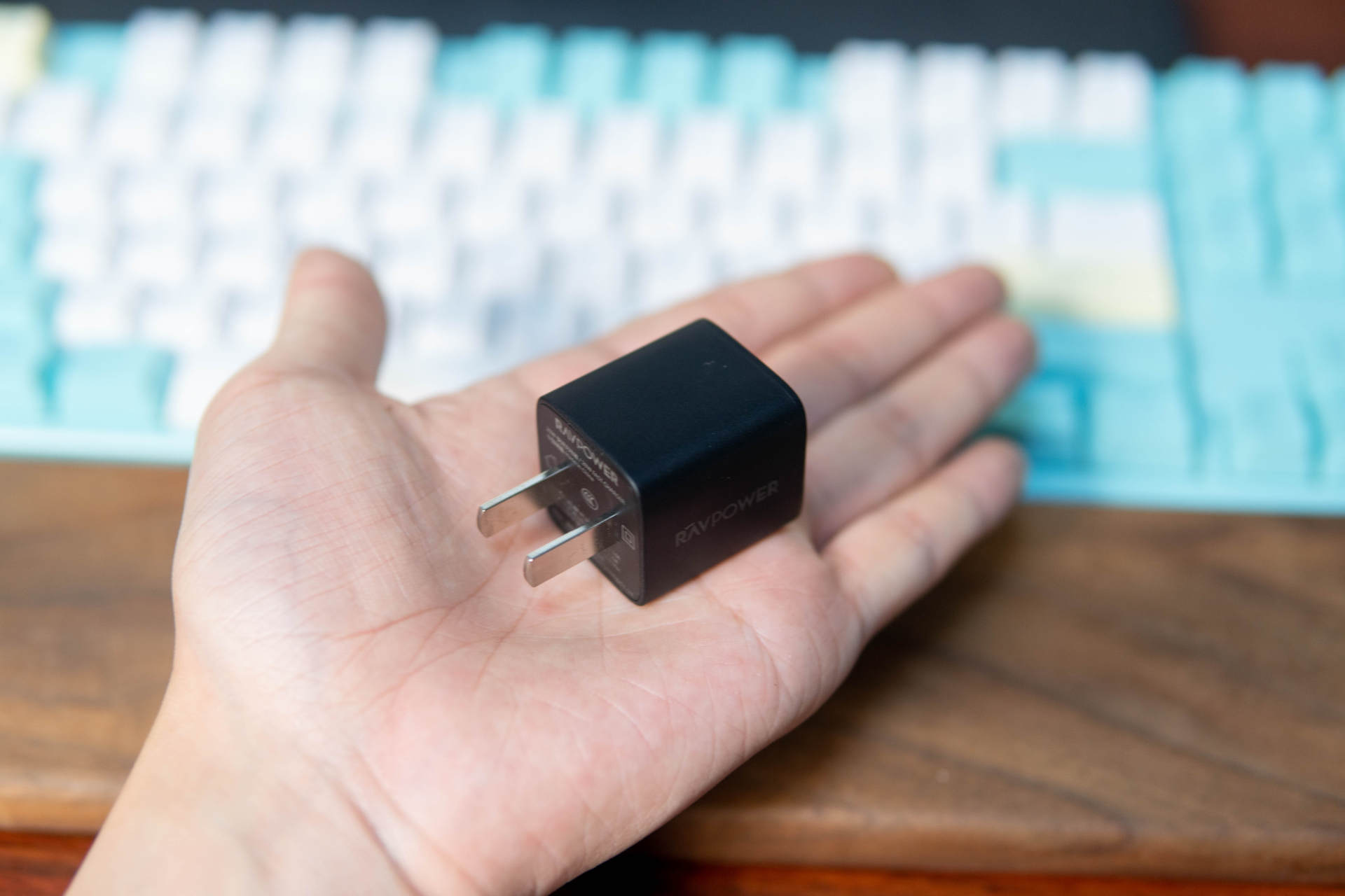 iPhone 13的充电好搭档，RAVPower 20w快充体积竟然和五福一安相同