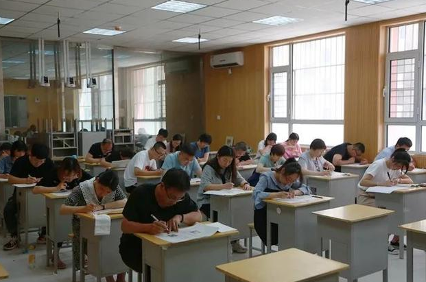 高考作文得6分，却被四川大学破格录取，大学教授被他气到辞职