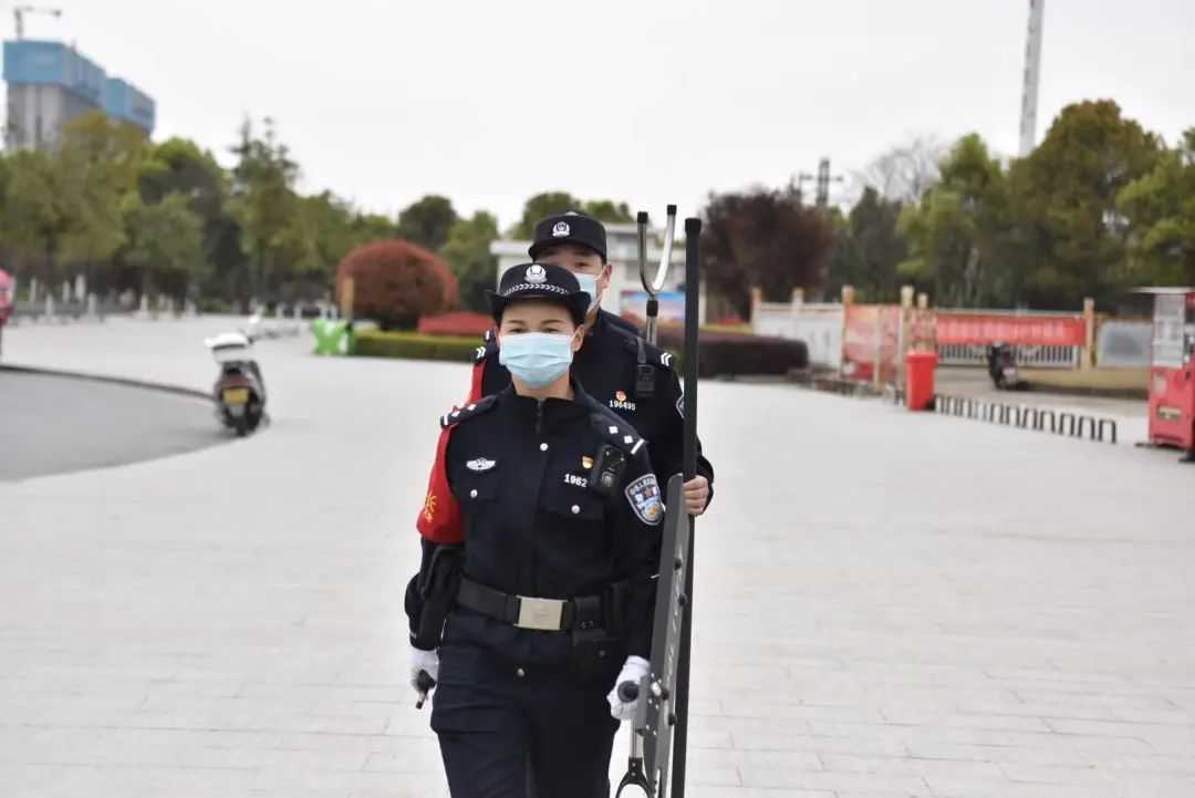 23年后，抱树女孩成为一名铁路女警！