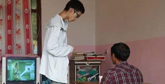 高考713分的状元，出成绩时还在工地搬砖，被清华校长点名表扬