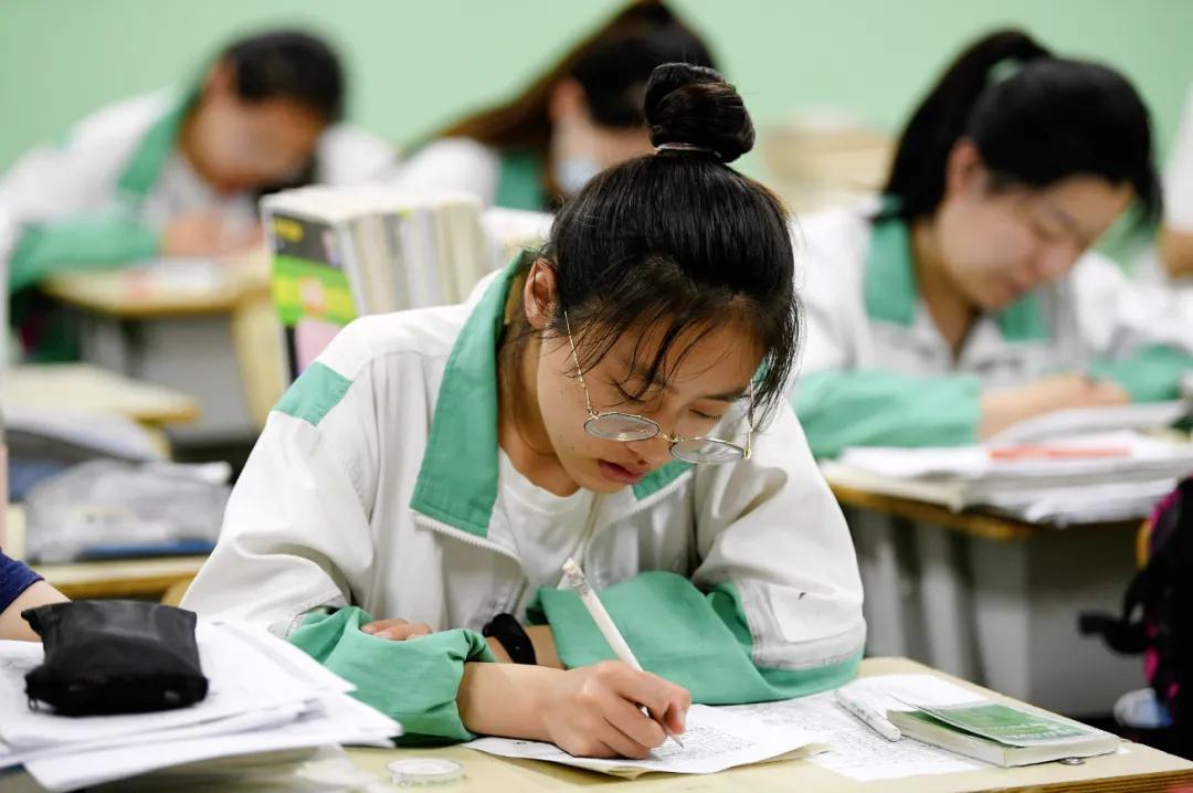 太猛！2021江西高考分数线重磅发布，“文涨理降”两重天