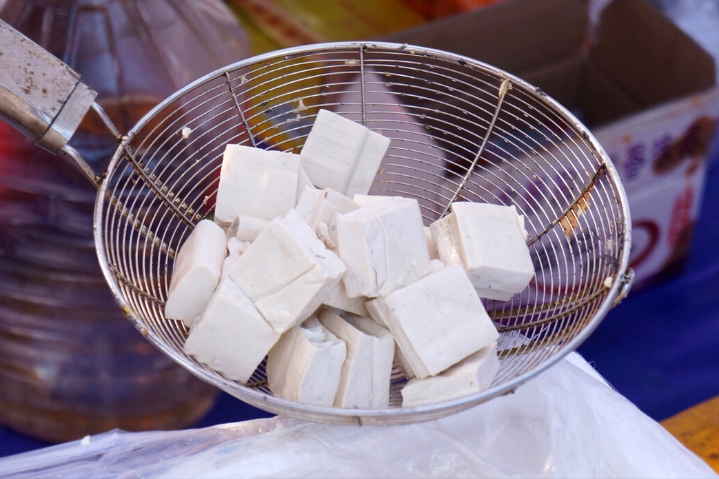 广东人做汤有一手，连豆腐汤都好喝，汤汁浓白，不放鸡精也很鲜