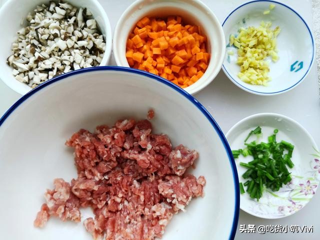 豆腐泡这样吃，不煎不炸、上锅一蒸10分钟出锅，荤素搭配真美味